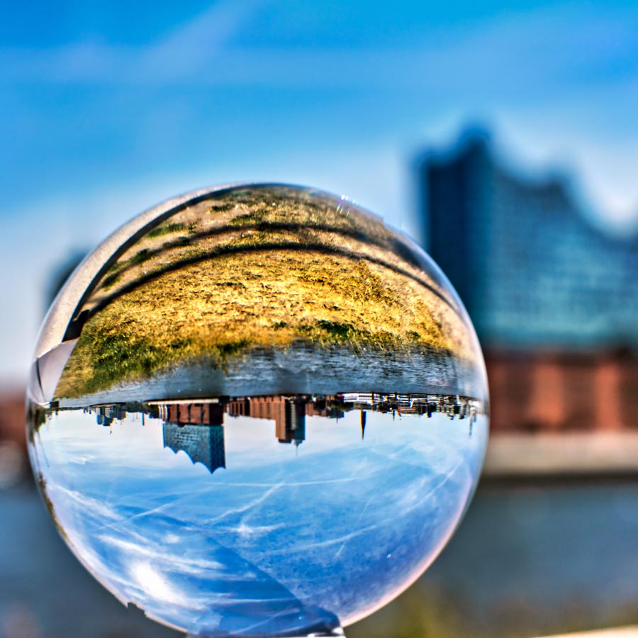 Elbphilharmonie mit Lens Ball fotografiert